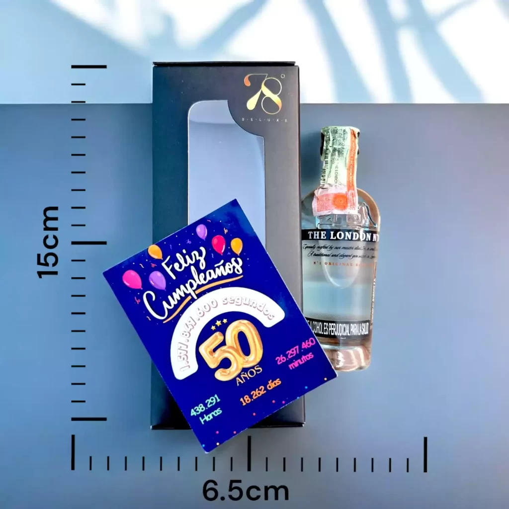 La Mini Botella de Ginebra The London Nº1 50ml es una versión en miniatura de una de las ginebras más exclusivas y sofisticadas del mundo. Destilada en pequeños lotes en el corazón de Londres, esta ginebra premium se caracteriza por su color azul brillante y su equilibrado perfil de sabor, elaborado a partir de 12 botánicos cuidadosamente seleccionados. En 78 Grados Deluxe, ofrecemos esta mini botella con una caja premium individual y una tarjeta impresa personalizada, ideal para regalos exclusivos y momentos especiales.